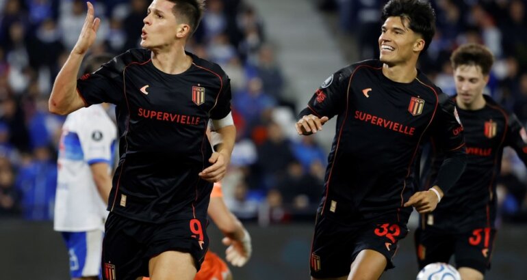 Estudiantes goleó a la U. Católica en Chile y se metió en cuartos de la Libertadores Estudiantes goleó a la U. Católica en Chile y se metió en cuartos de la Libertadores