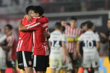 Estudiantes se floreó ante Gimnasia y se quedó con el clásico platense Estudiantes se floreó ante Gimnasia y se quedó con el clásico platense