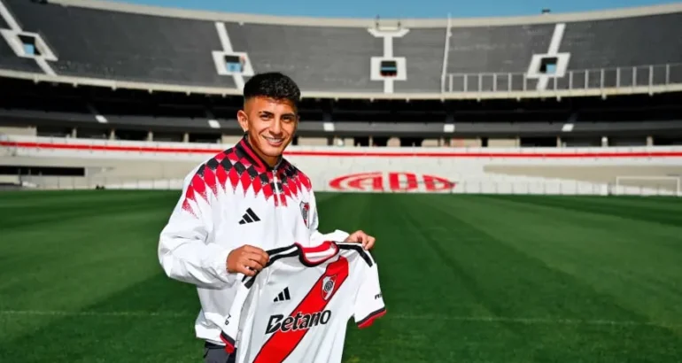 Thiago Almada fue presentado en River: «Estoy cumpliendo un sueño» Thiago Almada fue presentado en River: «Estoy cumpliendo un sueño»