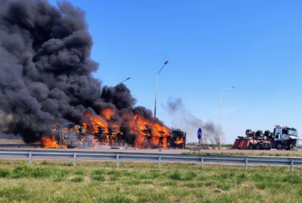 Choque frontal entre dos camiones e incendio en el cruce de las rutas 35 y 18 Choque frontal entre dos camiones e incendio en el cruce de las rutas 35 y 18