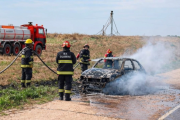 Incendio vehicular en la Ruta 60: trabajaron Bomberos Voluntarios de Guaminí Incendio vehicular en la Ruta 60: trabajaron Bomberos Voluntarios de Guaminí