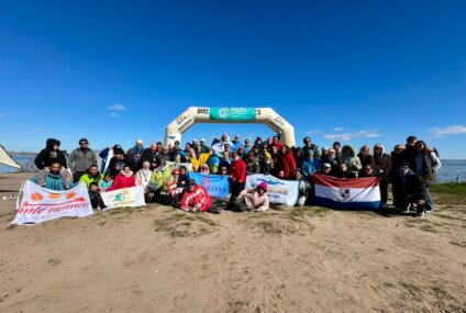 A 9 grados y con el corazón en alto: 55 nadadores desafiaron las aguas del Lago Epecuén A 9 grados y con el corazón en alto: 55 nadadores desafiaron las aguas del Lago Epecuén