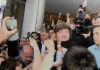 Milei cerró su visita a Bahía en medio de sus militantes, cantó “Panic Show” y saltó entre la gente Milei cerró su visita a Bahía en medio de sus militantes, cantó “Panic Show” y saltó entre la gente