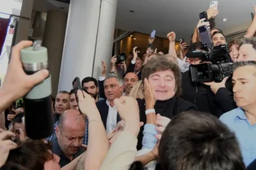 Milei cerró su visita a Bahía en medio de sus militantes, cantó “Panic Show” y saltó entre la gente Milei cerró su visita a Bahía en medio de sus militantes, cantó “Panic Show” y saltó entre la gente