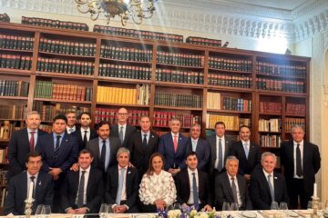 Cena con 12 gobernadores en París: Santilli negocia las PASO y afianza el vínculo con las provincias Cena con 12 gobernadores en París: Santilli negocia las PASO y afianza el vínculo con las provincias