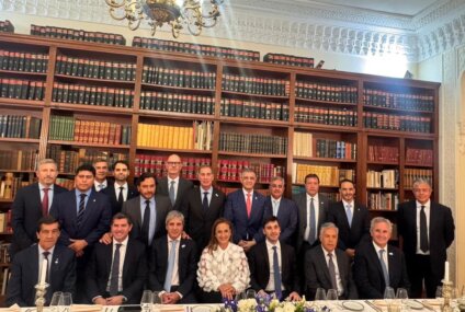 Cena con 12 gobernadores en París: Santilli negocia las PASO y afianza el vínculo con las provincias Cena con 12 gobernadores en París: Santilli negocia las PASO y afianza el vínculo con las provincias