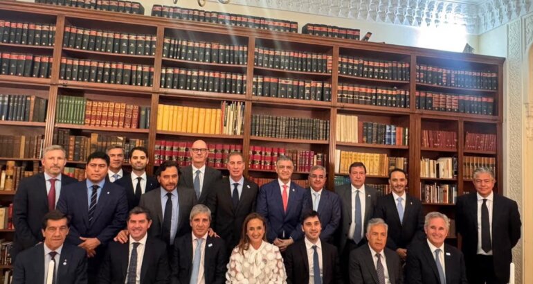 Cena con 12 gobernadores en París: Santilli negocia las PASO y afianza el vínculo con las provincias Cena con 12 gobernadores en París: Santilli negocia las PASO y afianza el vínculo con las provincias