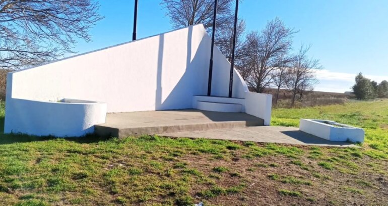 Villa Maza puso en valor el monumento a las Banderas en el acceso a la localidad Villa Maza puso en valor el monumento a las Banderas en el acceso a la localidad