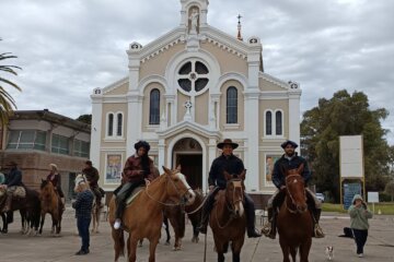 A caballo, el padre Fabián Tula llevó la fe y la Virgen de Luján desde Huanguelén hasta Fortín Mercedes A caballo, el padre Fabián Tula llevó la fe y la Virgen de Luján desde Huanguelén hasta Fortín Mercedes
