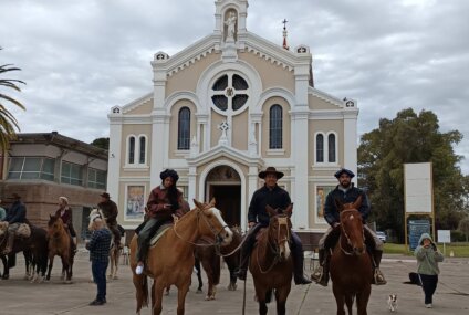 A caballo, el padre Fabián Tula llevó la fe y la Virgen de Luján desde Huanguelén hasta Fortín Mercedes A caballo, el padre Fabián Tula llevó la fe y la Virgen de Luján desde Huanguelén hasta Fortín Mercedes