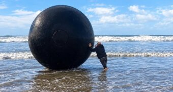 Una enorme estructura apareció en la playa de San Cayetano tras el temporal Una enorme estructura apareció en la playa de San Cayetano tras el temporal