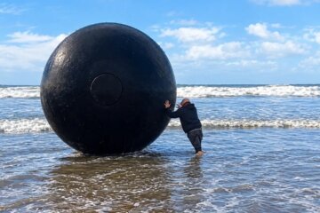 Una enorme estructura apareció en la playa de San Cayetano tras el temporal Una enorme estructura apareció en la playa de San Cayetano tras el temporal