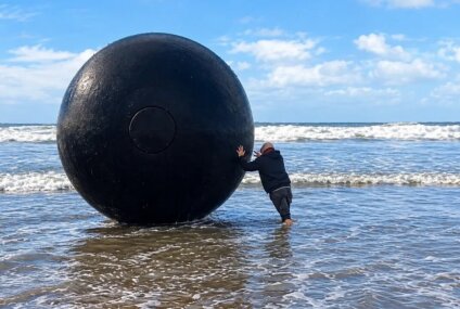 Una enorme estructura apareció en la playa de San Cayetano tras el temporal Una enorme estructura apareció en la playa de San Cayetano tras el temporal