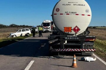 Dos heridos graves tras un choque entre un auto y un camión de combustible en la Ruta 35 Dos heridos graves tras un choque entre un auto y un camión de combustible en la Ruta 35