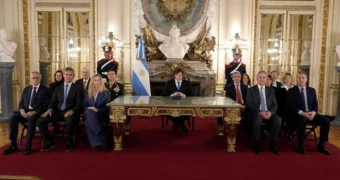 Milei anunció sanciones a empresas que exploten recursos en Malvinas, la construcción de una base naval en Ushuaia y llamó a la «unidad nacional» Milei anunció sanciones a empresas que exploten recursos en Malvinas, la construcción de una base naval en Ushuaia y llamó a la «unidad nacional»