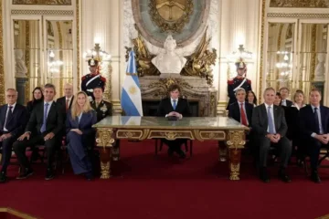 Milei anunció sanciones a empresas que exploten recursos en Malvinas, la construcción de una base naval en Ushuaia y llamó a la «unidad nacional» Milei anunció sanciones a empresas que exploten recursos en Malvinas, la construcción de una base naval en Ushuaia y llamó a la «unidad nacional»