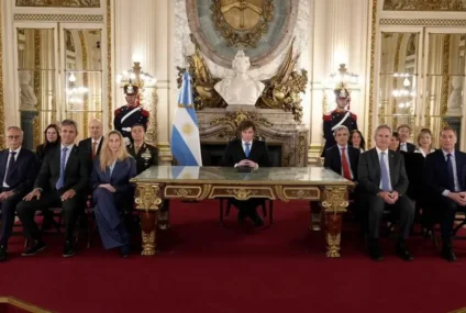 Milei anunció sanciones a empresas que exploten recursos en Malvinas, la construcción de una base naval en Ushuaia y llamó a la «unidad nacional» Milei anunció sanciones a empresas que exploten recursos en Malvinas, la construcción de una base naval en Ushuaia y llamó a la «unidad nacional»