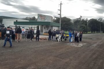 Tristeza colectiva, ollas populares y éxodo: 700 despidos en Granja Tres Arroyos conmocionan a un pueblo Tristeza colectiva, ollas populares y éxodo: 700 despidos en Granja Tres Arroyos conmocionan a un pueblo