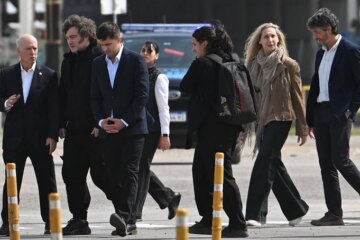 Milei recorrió la zona industrial de Bahía Blanca y destacó inversiones por u$s3.000 millones bajo el RIGI Milei recorrió la zona industrial de Bahía Blanca y destacó inversiones por u$s3.000 millones bajo el RIGI