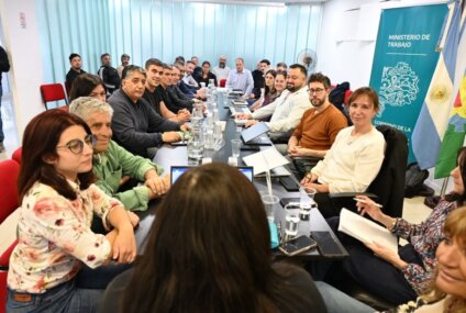 Provincia convocó a docentes y estatales para reanudar la paritaria Provincia convocó a docentes y estatales para reanudar la paritaria