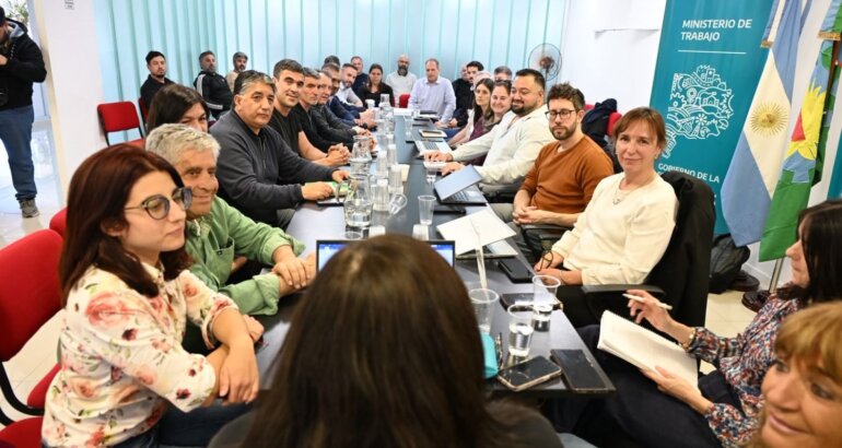 Provincia convocó a docentes y estatales para reanudar la paritaria Provincia convocó a docentes y estatales para reanudar la paritaria