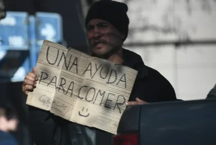 La pobreza creció al 32,3% en el primer semestre del año y afectó a 15,5 millones de personas La pobreza creció al 32,3% en el primer semestre del año y afectó a 15,5 millones de personas