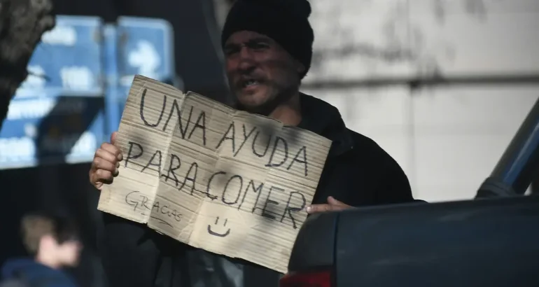La pobreza creció al 32,3% en el primer semestre del año y afectó a 15,5 millones de personas La pobreza creció al 32,3% en el primer semestre del año y afectó a 15,5 millones de personas