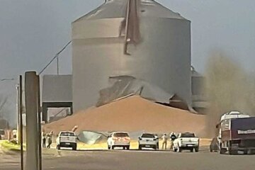 La Pampa: explotó y colapsó un silo de 30 metros en una planta cerealera La Pampa: explotó y colapsó un silo de 30 metros en una planta cerealera