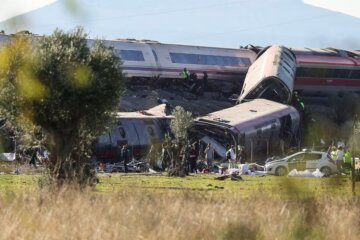 Tragedia en España: al menos 39 muertos al chocar dos trenes de alta velocidad en Toledo y caer dos vagones por un terraplén Tragedia en España: al menos 39 muertos al chocar dos trenes de alta velocidad en Toledo y caer dos vagones por un terraplén