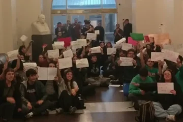 Universitarios coparon la secretaría de Educación y reclaman una respuesta del Gobierno Universitarios coparon la secretaría de Educación y reclaman una respuesta del Gobierno
