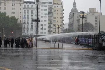 Marcha Universitaria: incidentes entre los manifestantes y la Policía, con piedras, gases y camiones hidrantes Marcha Universitaria: incidentes entre los manifestantes y la Policía, con piedras, gases y camiones hidrantes