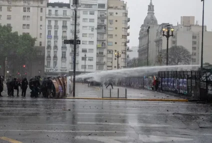 Marcha Universitaria: incidentes entre los manifestantes y la Policía, con piedras, gases y camiones hidrantes Marcha Universitaria: incidentes entre los manifestantes y la Policía, con piedras, gases y camiones hidrantes