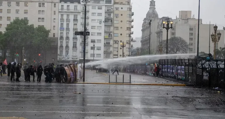 Marcha Universitaria: incidentes entre los manifestantes y la Policía, con piedras, gases y camiones hidrantes Marcha Universitaria: incidentes entre los manifestantes y la Policía, con piedras, gases y camiones hidrantes
