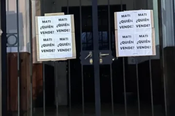 «Mati, ¿quién vende?»: aparecieron carteles dirigidos al intendente Nebot en Saavedra «Mati, ¿quién vende?»: aparecieron carteles dirigidos al intendente Nebot en Saavedra