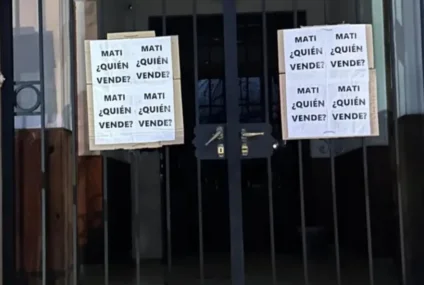 «Mati, ¿quién vende?»: aparecieron carteles dirigidos al intendente Nebot en Saavedra «Mati, ¿quién vende?»: aparecieron carteles dirigidos al intendente Nebot en Saavedra