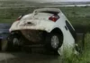 Un auto cayó a un canal de desagüe durante una persecución policial en Santa Rosa Un auto cayó a un canal de desagüe durante una persecución policial en Santa Rosa