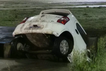 Un auto cayó a un canal de desagüe durante una persecución policial en Santa Rosa Un auto cayó a un canal de desagüe durante una persecución policial en Santa Rosa