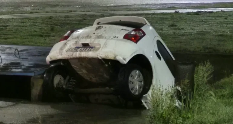 Un auto cayó a un canal de desagüe durante una persecución policial en Santa Rosa Un auto cayó a un canal de desagüe durante una persecución policial en Santa Rosa