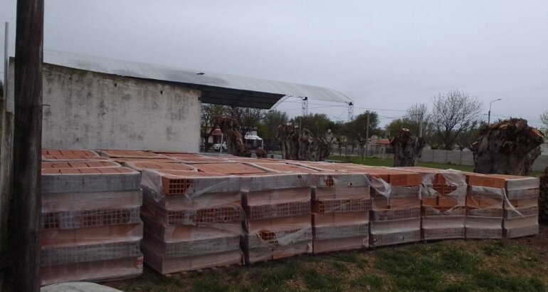 La Escuela Primaria N.º 41 de Rivera ya recibió los primeros ladrillos para construir su futuro SUM La Escuela Primaria N.º 41 de Rivera ya recibió los primeros ladrillos para construir su futuro SUM