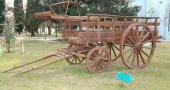 Piden informes por el deterioro de la carreta histórica de la plaza Levalle de Carhué Piden informes por el deterioro de la carreta histórica de la plaza Levalle de Carhué