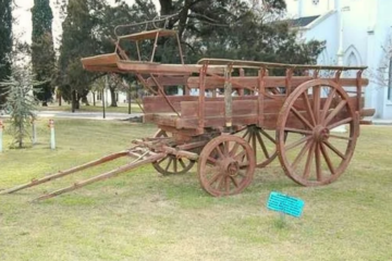 Piden informes por el deterioro de la carreta histórica de la plaza Levalle de Carhué Piden informes por el deterioro de la carreta histórica de la plaza Levalle de Carhué