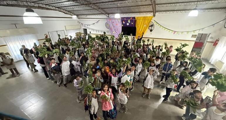 Una escuela de Carhué recibió 31 kilos de verduras donadas desde la huerta de la cárcel de Saavedra Una escuela de Carhué recibió 31 kilos de verduras donadas desde la huerta de la cárcel de Saavedra