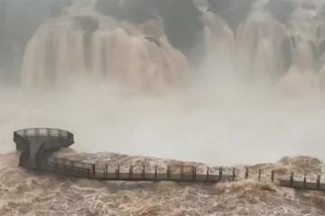 Cataratas del Iguazú: el caudal aumentó seis veces, cerraron circuitos y hay 154 evacuados en Misiones Cataratas del Iguazú: el caudal aumentó seis veces, cerraron circuitos y hay 154 evacuados en Misiones