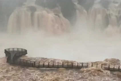 Cataratas del Iguazú: el caudal aumentó seis veces, cerraron circuitos y hay 154 evacuados en Misiones Cataratas del Iguazú: el caudal aumentó seis veces, cerraron circuitos y hay 154 evacuados en Misiones