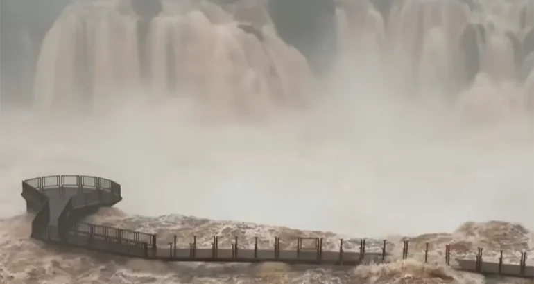 Cataratas del Iguazú: el caudal aumentó seis veces, cerraron circuitos y hay 154 evacuados en Misiones Cataratas del Iguazú: el caudal aumentó seis veces, cerraron circuitos y hay 154 evacuados en Misiones