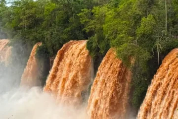 Cataratas: activan el protocolo de seguridad debido a la crecida extraordinaria del río Iguazú Cataratas: activan el protocolo de seguridad debido a la crecida extraordinaria del río Iguazú