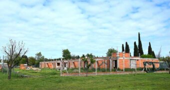 Reclaman preservar el edificio del Jardín 909 de Carhué, mientras continúa paralizada la obra Reclaman preservar el edificio del Jardín 909 de Carhué, mientras continúa paralizada la obra