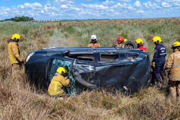 Un automóvil con tres ocupantes volcó en la Ruta 60, cerca de Rivera Un automóvil con tres ocupantes volcó en la Ruta 60, cerca de Rivera