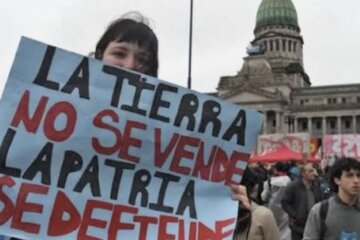 Organizaciones políticas, sindicales y sociales marchan a Tribunales contra el fallo sobre la Ley de Tierras Organizaciones políticas, sindicales y sociales marchan a Tribunales contra el fallo sobre la Ley de Tierras