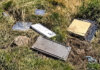 Dolor e indignación: hallaron ofrendas y homenajes a los héroes de Malvinas tirados fuera del cementerio de Darwin Dolor e indignación: hallaron ofrendas y homenajes a los héroes de Malvinas tirados fuera del cementerio de Darwin